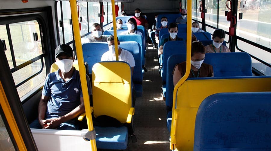 Transporte de colaboradores é adaptado para atender protocolos